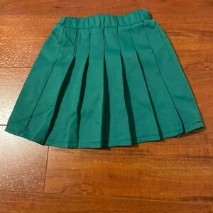 Green Shein toddlers 4-5 tennis’s skirt (NWOT)